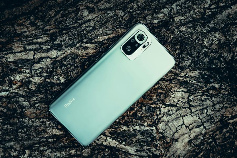 Xiaomi Redmi Note 10 im Wald – Die perfekte Kombination aus Leistung und Preis