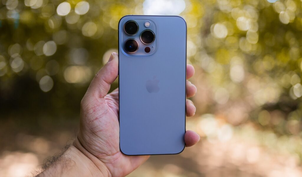 Hand hält ein iPhone 16 Pro – modernes Design und Premium-Smartphone im Detail (iPhone 16 Pro Review).
